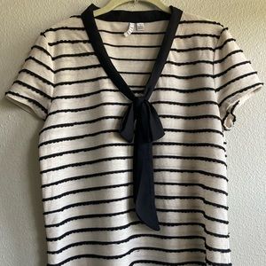 Elle black and off-white Parisian vibe tee with tie